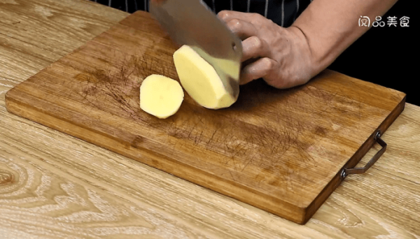 小鲍鱼炖土豆的做法